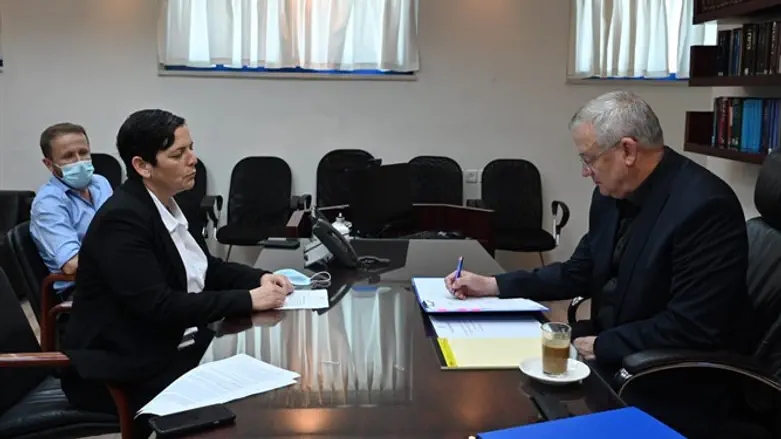 גנץ נפגש עם מנכ"לית משרד המשפטים