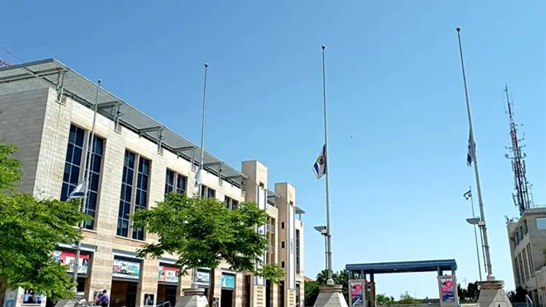 הדגלים בחצי התורן סמוך לעירייה