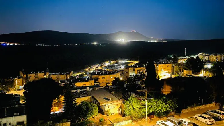 יום שישי לפנות בוקר בעיר צפת, מול 'הר מירון'