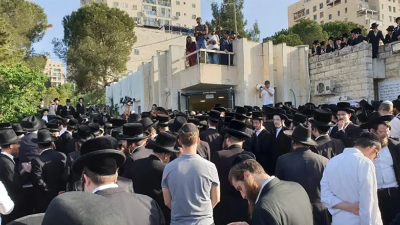 Сотни людей оплакивают Иегуду Лейба-Рубина