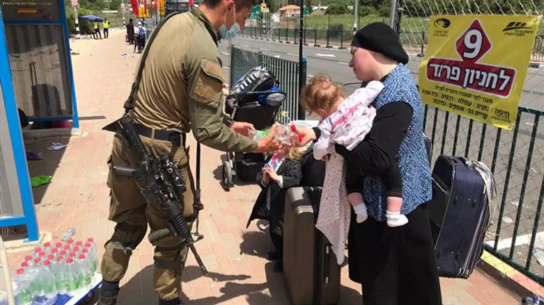 חיילים מחלקים שתייה ליוצאים ממירון