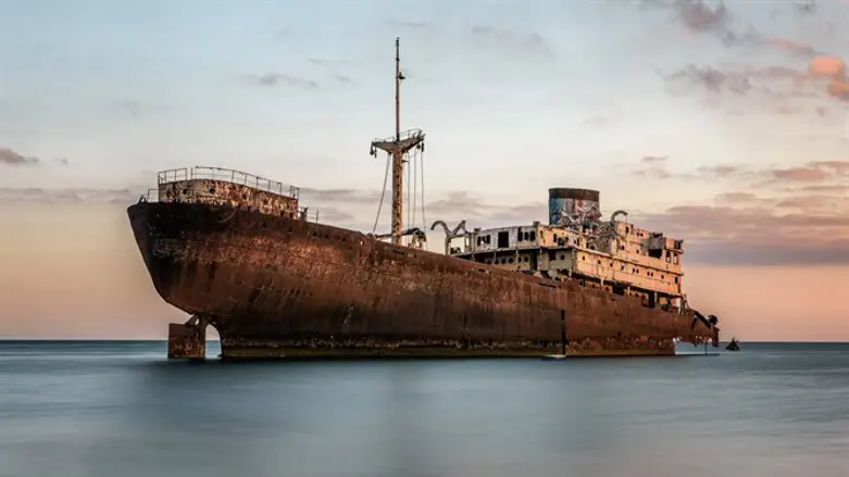 גם ספינה יכולה להפוך לכלא