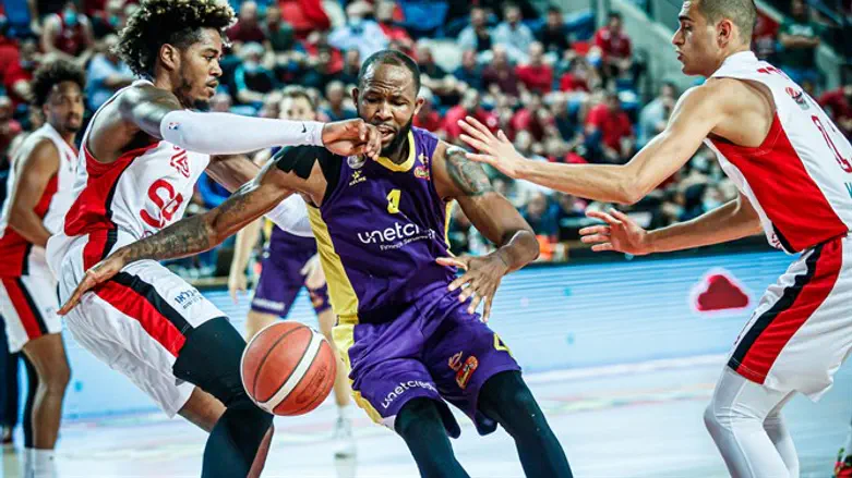 שחקני הפועל ת"א עוצרים הערב את חולון