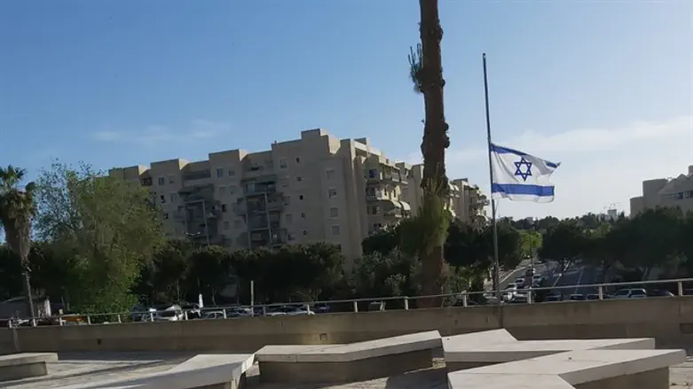 הדגל בשערי צדק בחצי התורן. הבוקר