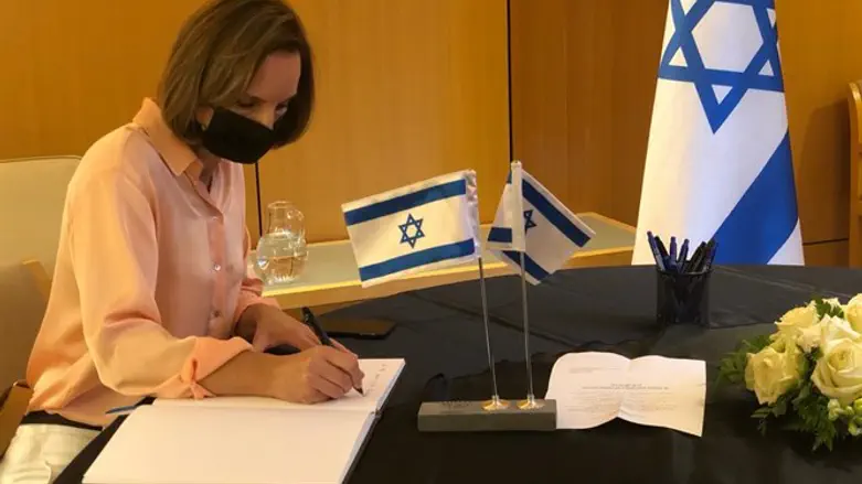 שגרירת סלובניה חותמת בספר הזיכרון לנספים