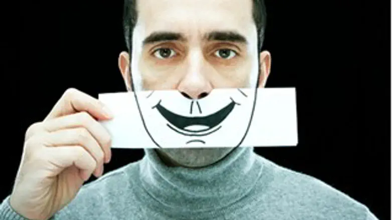 חיוך מלאכותי מזיק לעבודה