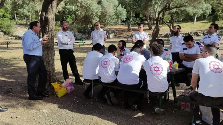 ראובן פינסקי עם המתנדבים