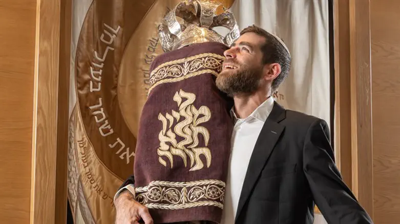 אולי אתם תזכו בספר תורה?