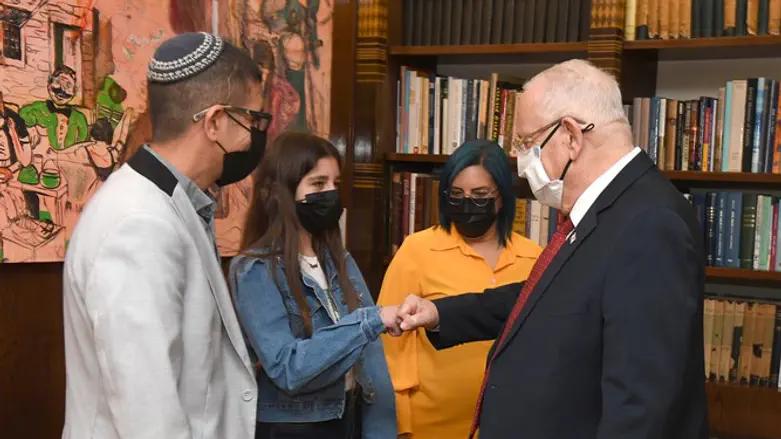 הנשיא ריבלין עם אגם והוריה