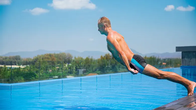 בין שמיים למים