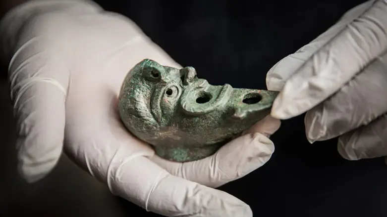 הנר שהתגלה ביסודות המבנה. הוטמן כדי להביא מזל