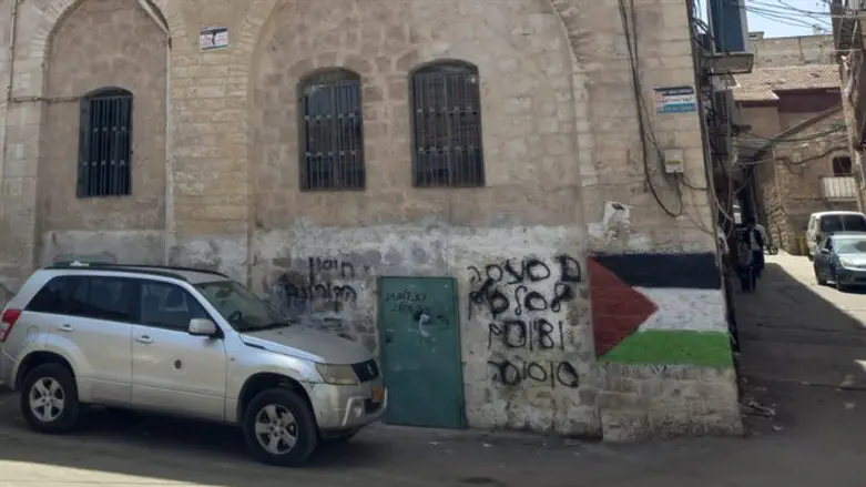 דגל אש"ף על ישיבת מאה שערים