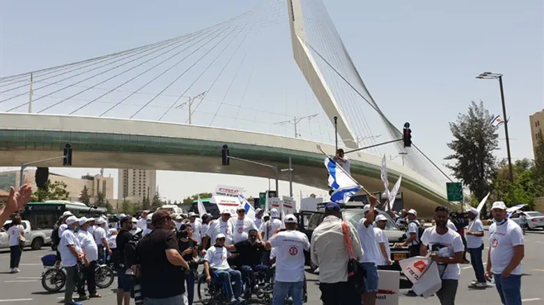 נכי צה"ל חוסמים את הכניסה לעיר ירושלים