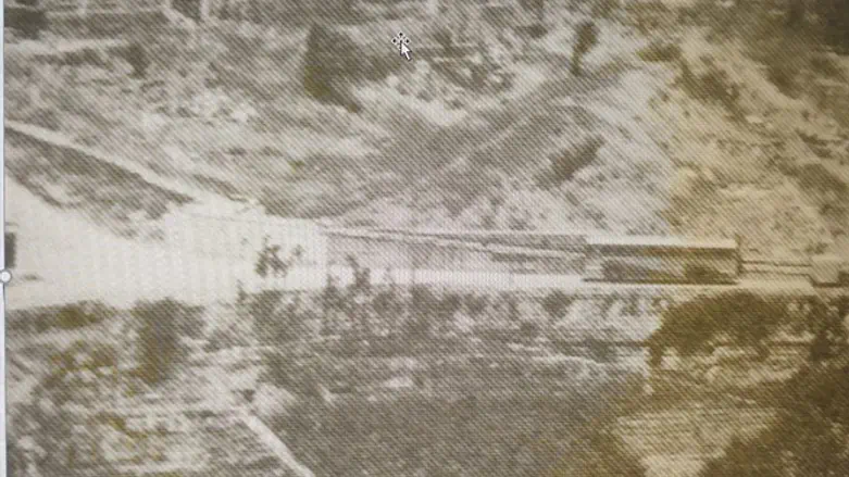 התעלה בין חלקי ההר