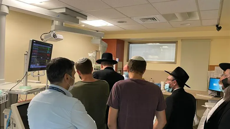 הרב לאו בביקור אצל הפצועים