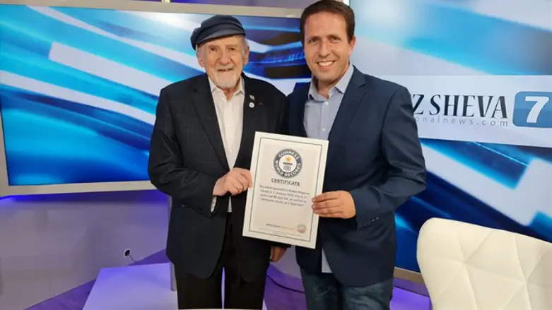 וולטר בינגהם באולפן ערוץ 7 עם התעודה