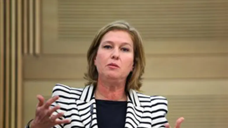 מבינה את השגריר הפורש. לבני