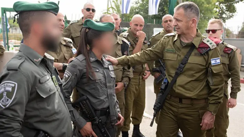 Авив Кохави с бойцами пограничной полиции, уничтожившими террористов