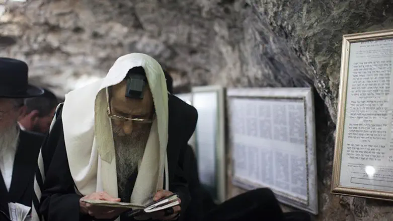 Jewish worshippers at the tomb of Shimon Hatzaddik