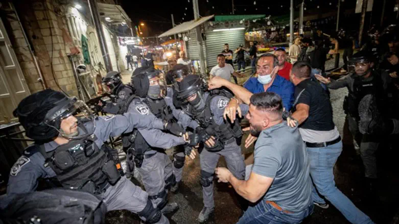 Arab rioters clash with Israeli police outside of Old City of Jerusalem