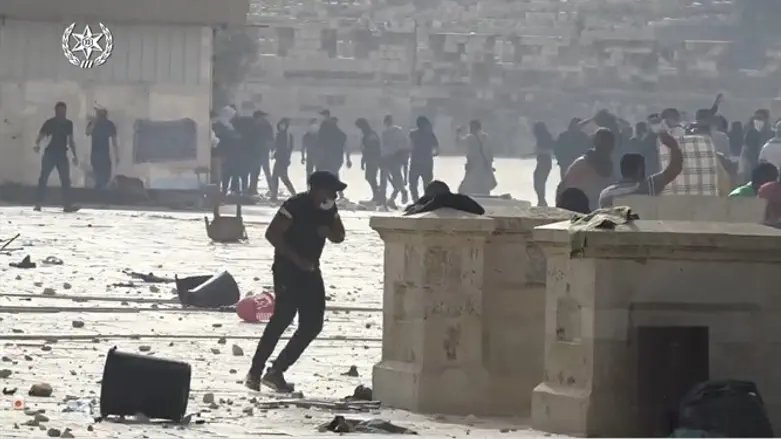 ערבים מתפרעים בהר הבית