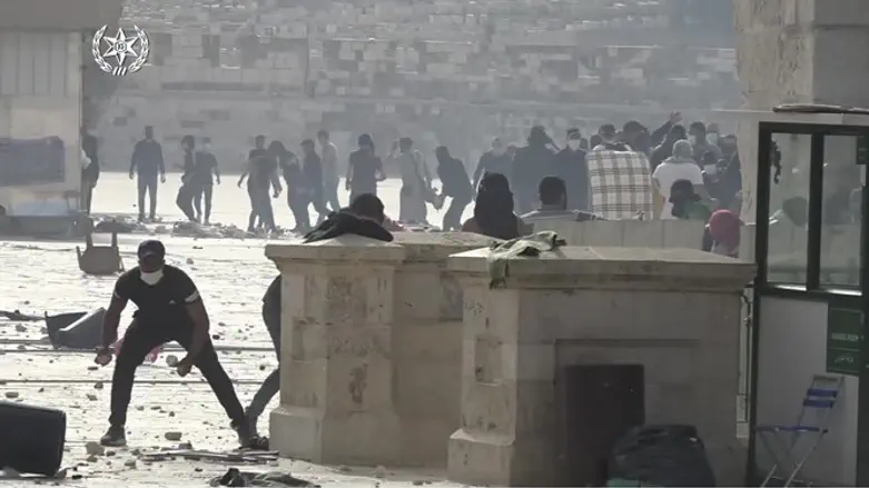 תיעוד: ערבים מיידים אבנים בשוטרים בהר הבית