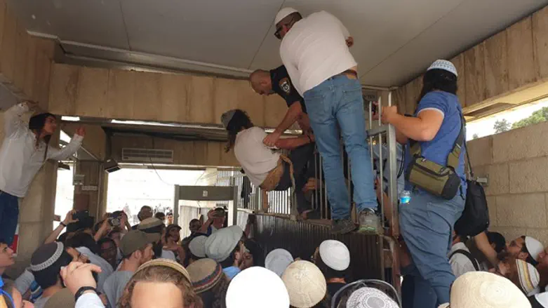 Евреи пытаются прорваться на Храмовую гору