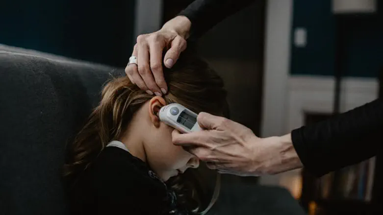בדיקת חום לילדה