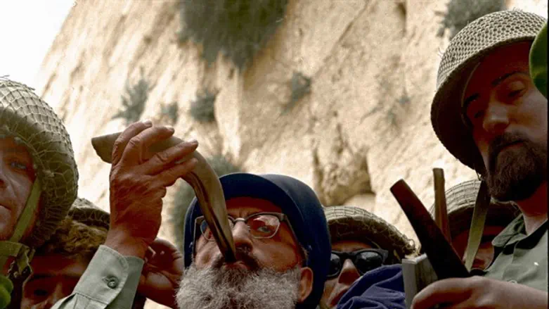 הרב גורן תוקע בשופר בכותל