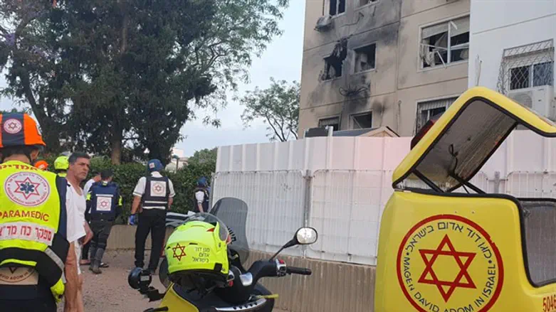 Дом в Ашкелоне после попадания ракеты