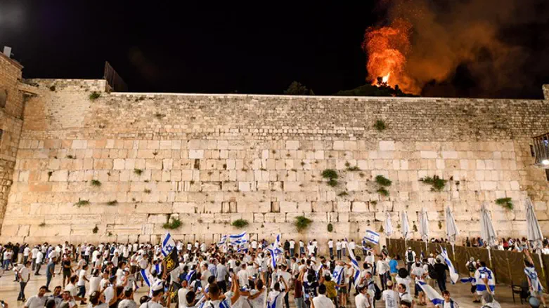 Вид от Стены Плача на пожар на Храмовой горе