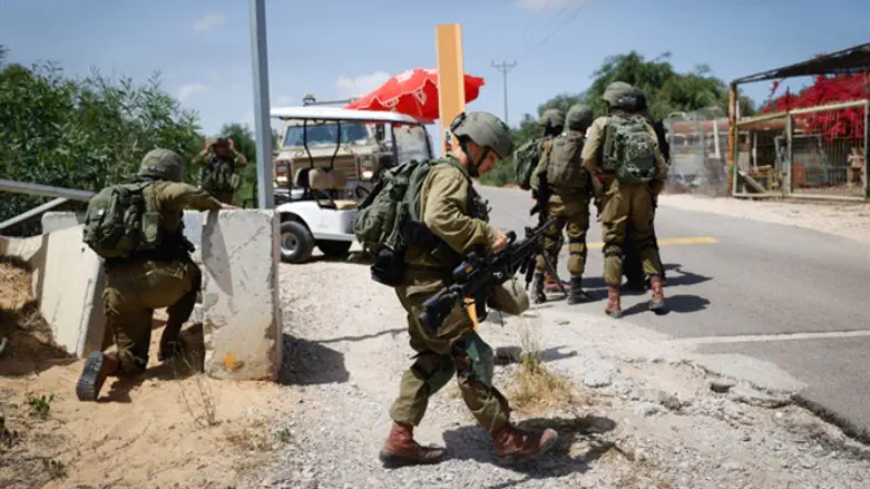 Солдаты на месте падения ракеты