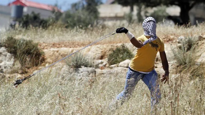 Каменная атака (иллюстрация)