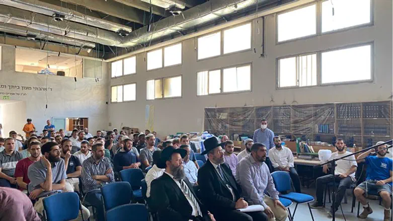 הרב לאו במכינת מעוז בלוד