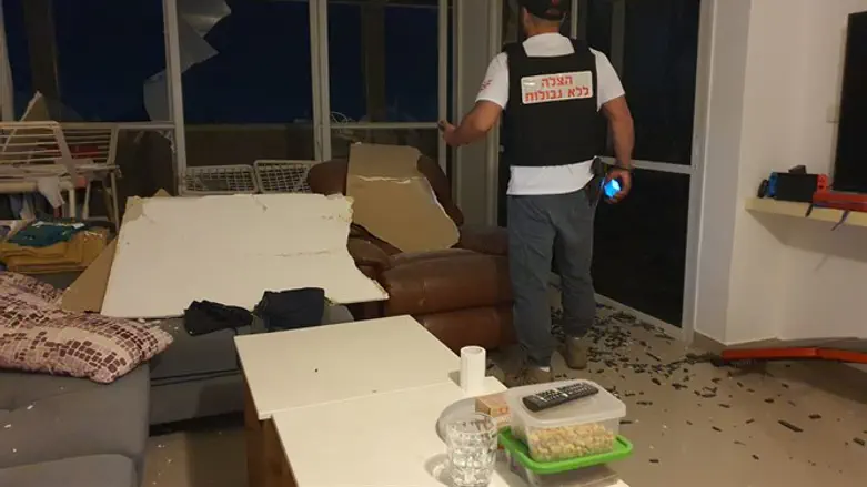 Home hit by rocket in Ashkelon