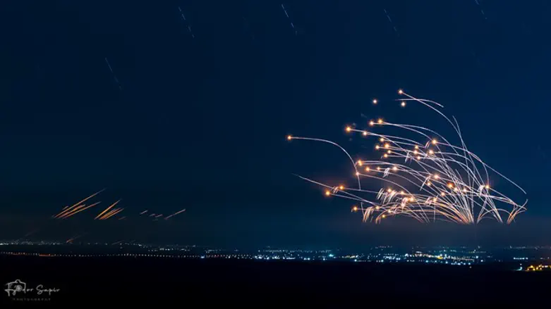 כיפת ברזל מיירטת רקטות מעל אשקלון