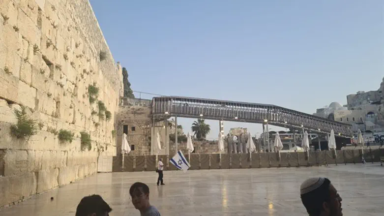 Western Wall plaza evacuated after rocket alarm blares