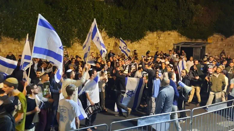 Protest outside PM's residence