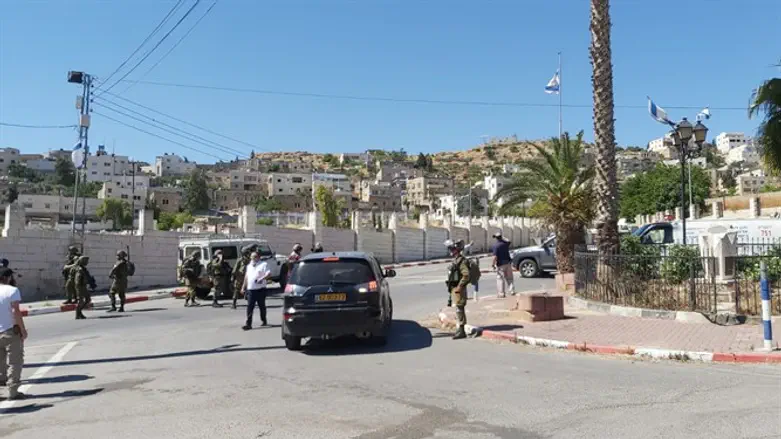 Gross Square, Hevron