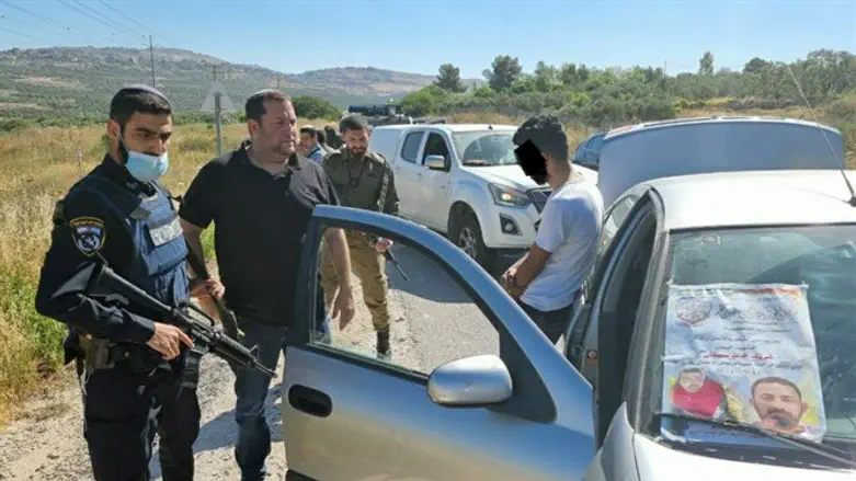 Йоси Даган и остановленный им палестинец