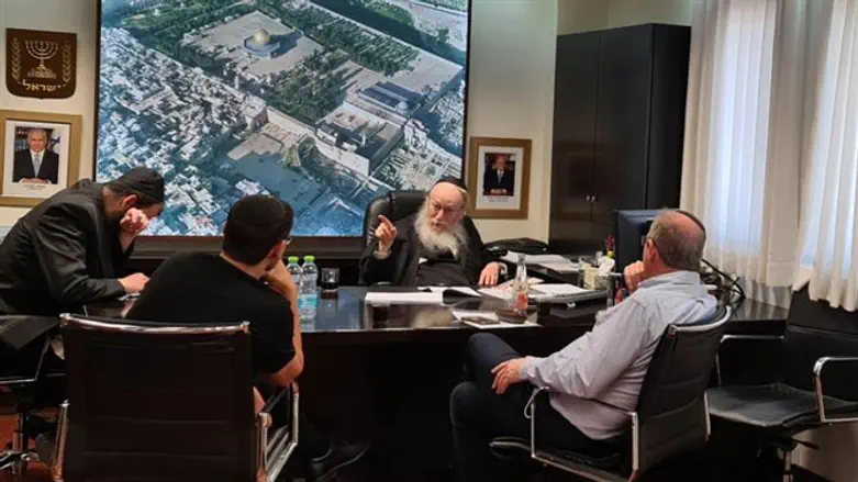 הפגישה עם השר ליצמן