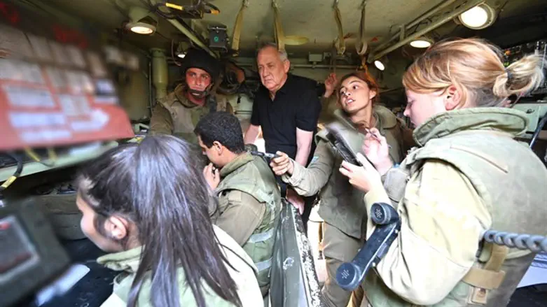 בני גנץ בשטח