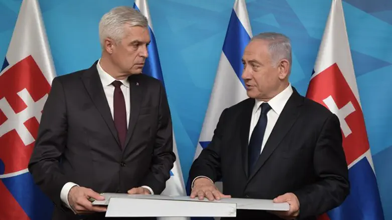 נתניהו מציג את שרידי המל"ט לשר החוץ הסלובקי