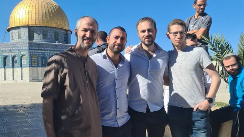 חברי חזון לאומי בהר הבית עם ארנון סגל