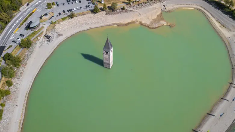 הכפר שטבע באגם