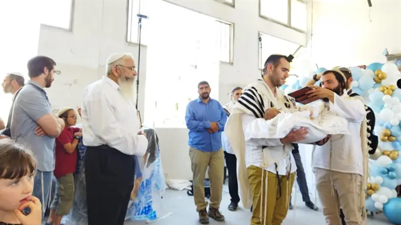 Brit milah at the Maoz Academy in Lod