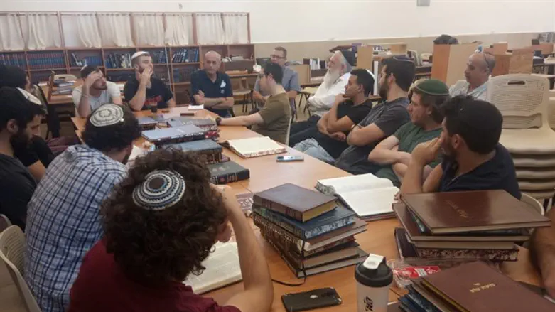 נציגי משרד הביטחון בישיבת ההסדר רמלה