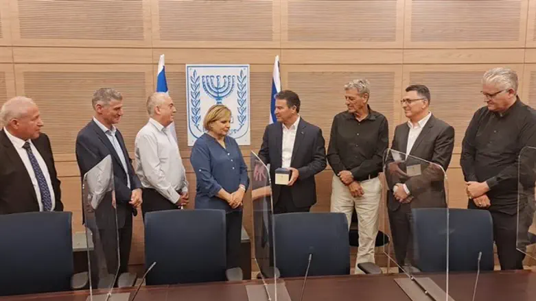 יוסי כהן עם חברי הכנסת