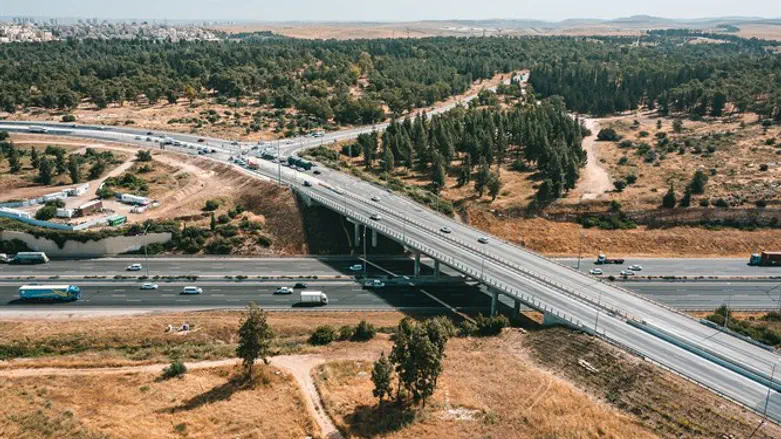 הגשר מעל כביש 6 וצומת גבעת כח 