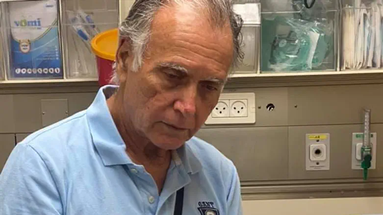 קובי אשרת לצד רעייתו בבית החולים